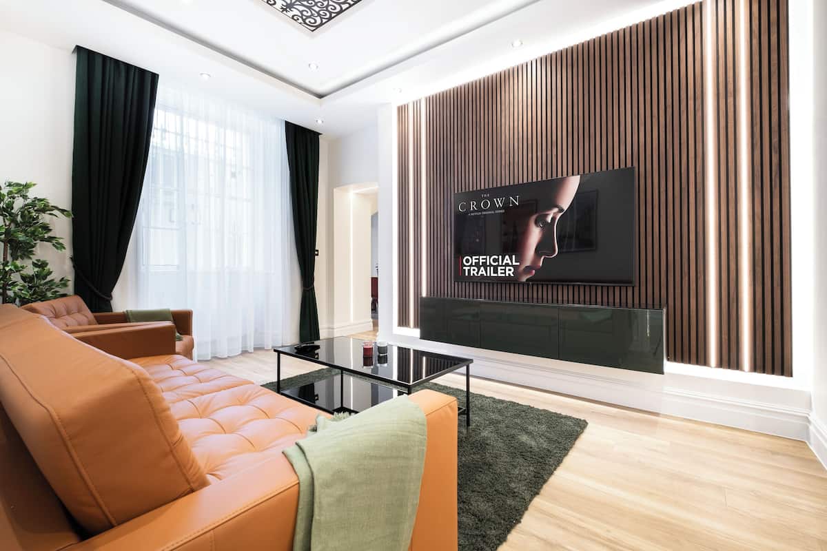 Luxe appartement, 2 slaapkamers, airconditioning | Woonkamer | Een 70-inch smart-tv met digitale zenders, Netflix en Hulu