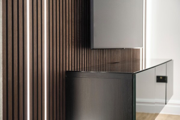 Departamento de diseñador, 2 habitaciones, aire acondicionado | Sala de estar | Smart TV de 70 pulgadas con canales digitales, Netflix y Hulu 