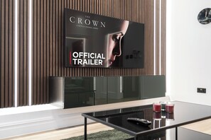 ดีไซน์อพาร์ทเมนท์, 2 ห้องนอน, เครื่องปรับอากาศ | ห้องนั่งเล่น | สมาร์ททีวี 70 นิ้ว พร้อมช่องดิจิตอล, Netflix, Hulu