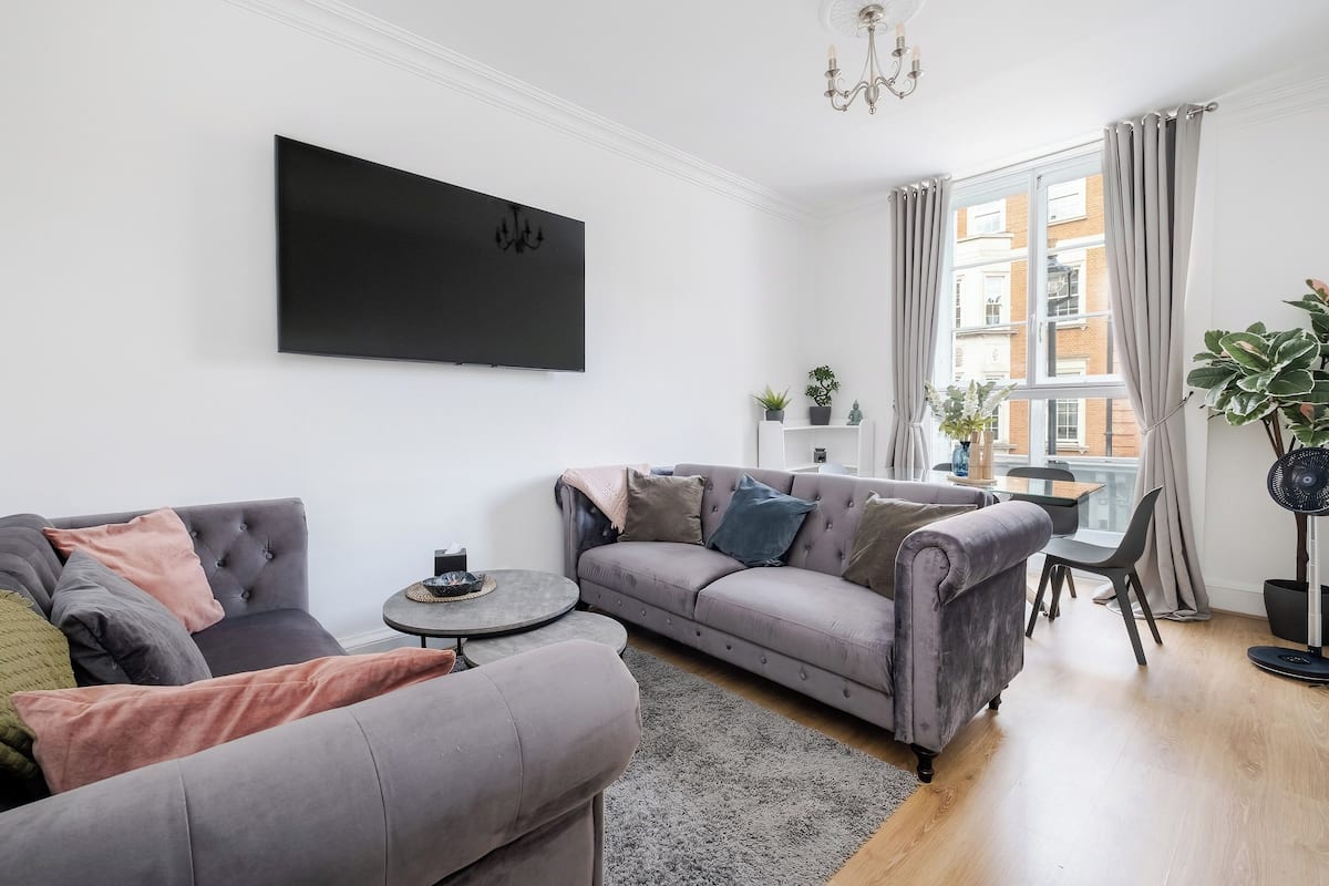 Design appartement, 2 slaapkamers, airconditioning, uitzicht op stad | Woonruimte | Een 70-inch smart-tv met digitale zenders, Netflix en Hulu