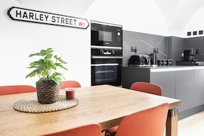 Design-Apartment, 2 Schlafzimmer, Klimaanlage | Eigene Küche | Großer Kühlschrank, Mikrowelle, Ofen, Herdplatte