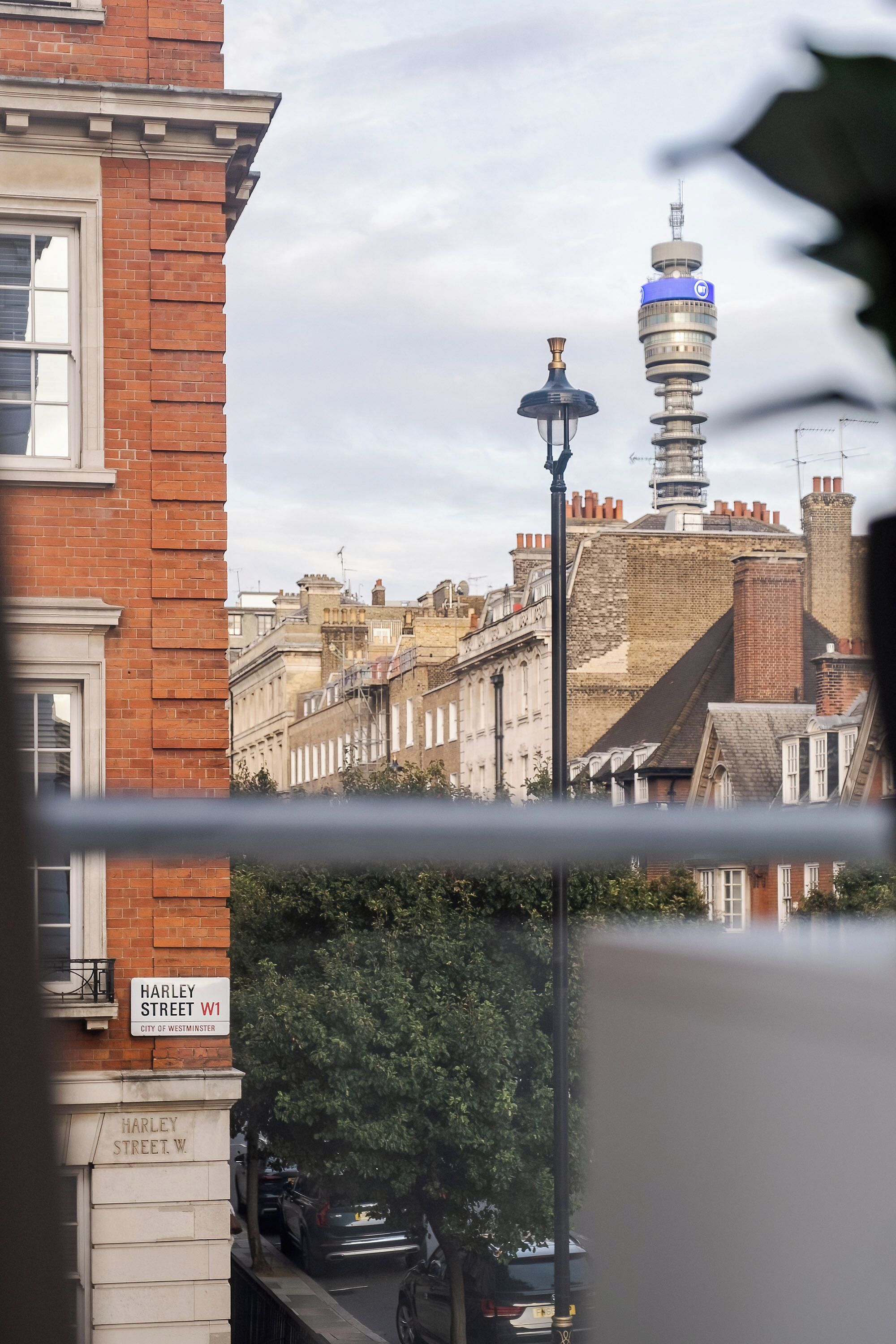 Blick auf Harley Street, im Hintergrund ein markanter Turm.