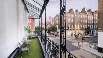 Appartamento Deluxe, 2 camere da letto, aria condizionata, vista città | Terrazza/patio