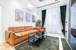 Design-Apartment, 2 Schlafzimmer, Klimaanlage | Wohnzimmer | 70-Zoll-Smart-TV mit Digitalempfang, Netflix, Hulu