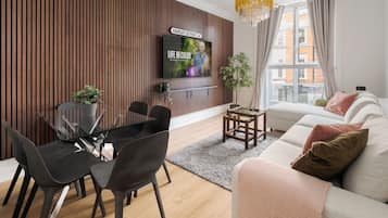 Deluxe Apartment, 2 Bedrooms, Air conditioning, City View | Living room