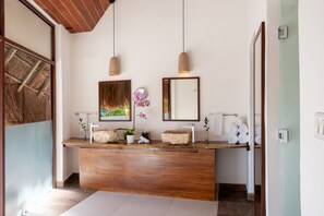 Quarto presidencial, 1 cama King, vista para o oceano | Banheiro | Chuveiro, secador de cabelo, roupões de banho, chinelos