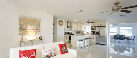 House (3 Bedrooms) | Interior