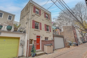 Interior - Centrally Located Philadelphia Townhome w/ Patio! (Philadelphia)