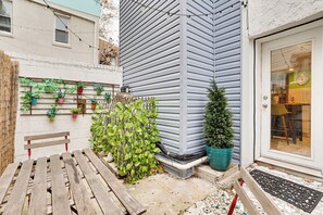 Apartment (1 Bedroom) | Interior - Centrally Located Philadelphia Townhome w/ Patio! (Philadelphia)