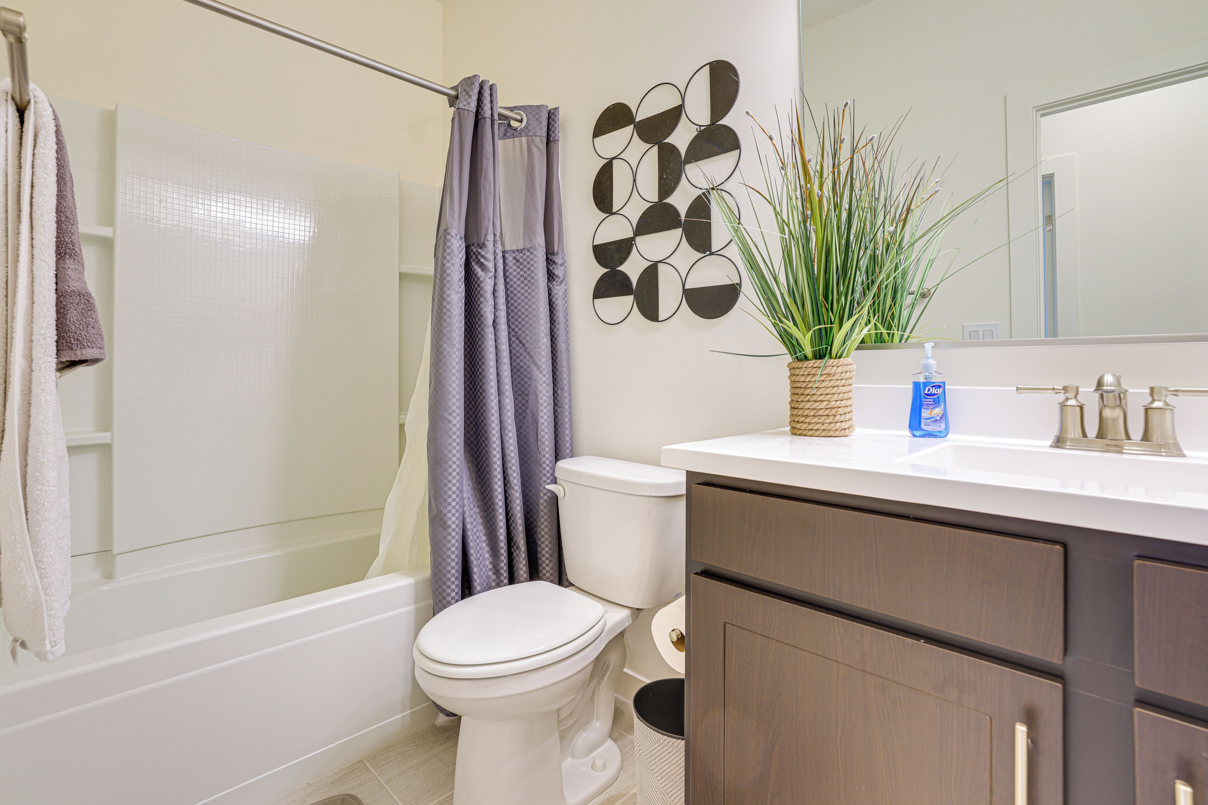 Une salle de bain avec des toilettes, une douche et un lavabo.