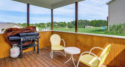 Charming Shenandoah Retreat w/ Deck & Grill!