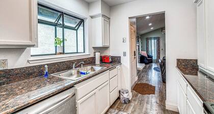 Cozy Antelope Home ~ 14 Mi to Sacramento!