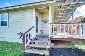 Interior - Cozy Canyon Lake Cottage Rental w/ Private Hot Tub (Canyon Lake)
