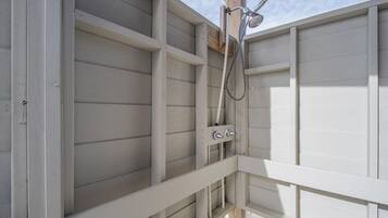 House, 4 Bedrooms | Property grounds