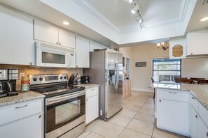 Interior - 5 Mi to Downtown: Cape Coral Retreat w/ Lanai! (Cape Coral)