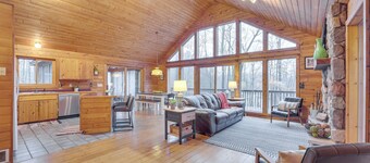 威斯康辛州舒適小木屋，配有甲板、皮划艇和湖景