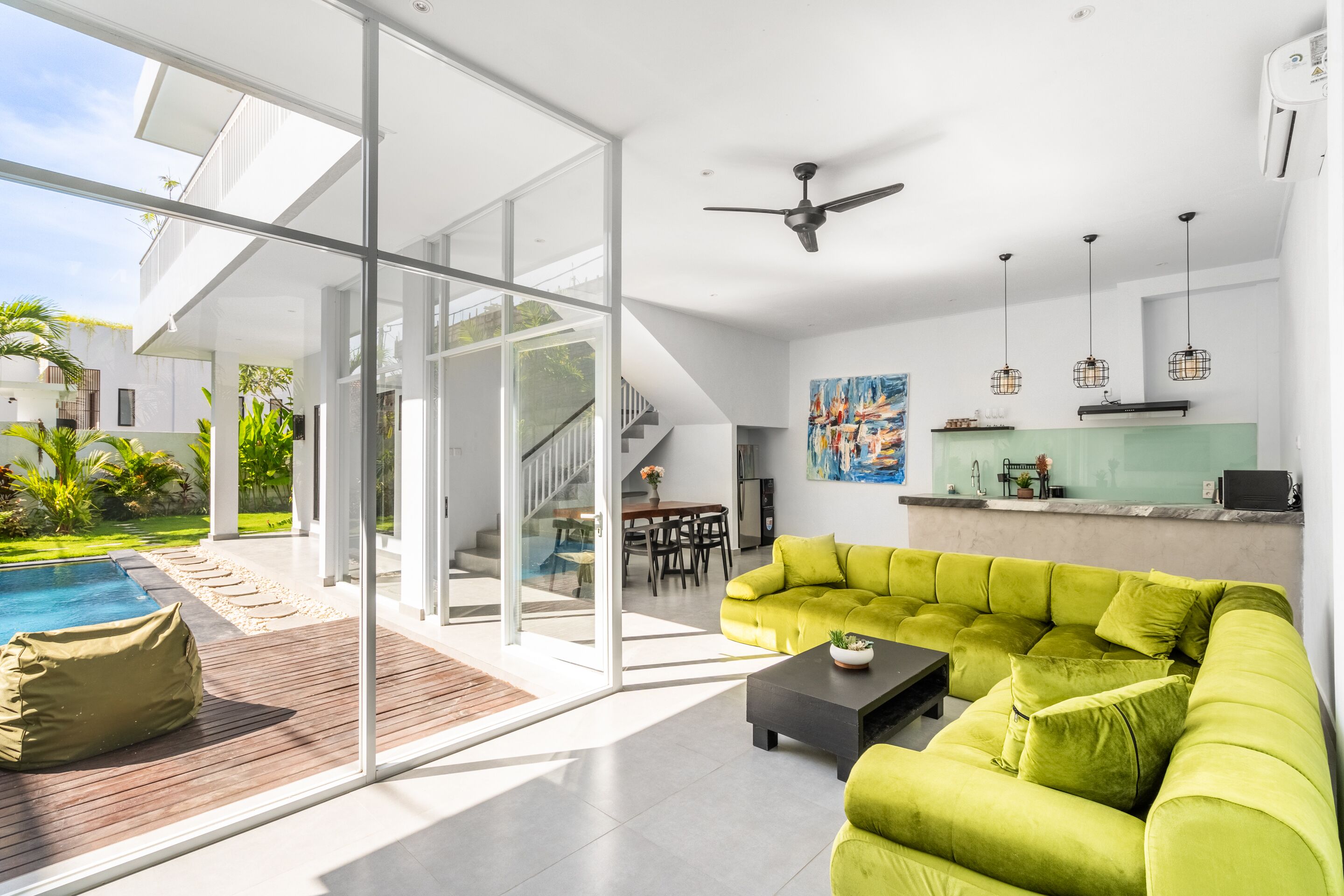 En 74-centimeters Flatskjerm-TV med kabel-kanaler