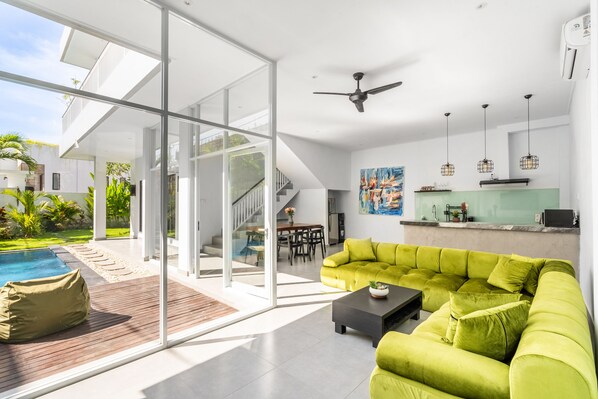 En 74-centimeters Flatskjerm-TV med kabel-kanaler