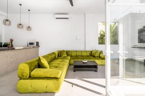 En 74-centimeters Flatskjerm-TV med kabel-kanaler