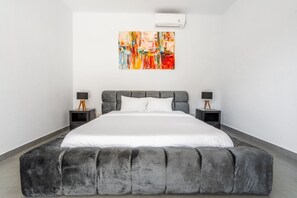 In-room safe, individually decorated, individually furnished, desk - Luxovista Villa (Canggu)