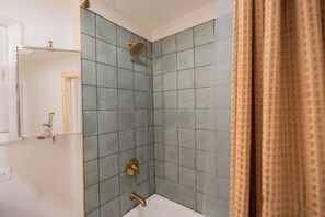Douche, sèche-cheveux, serviettes fournies, savon