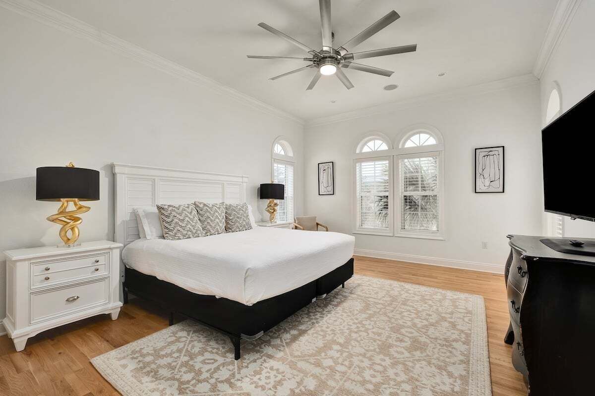 5 soverom, strykejern/-brett, wi-fi (inkludert) og sengetøy