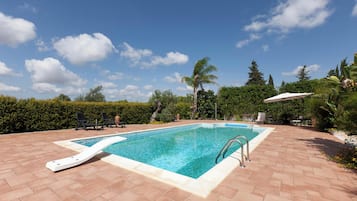 Villa Standard, camere multiple, 2 bagni (Villa Menhir with pool garden and) | Piscina | Piscina stagionale all'aperto