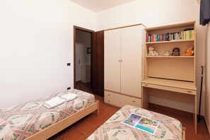 5 bedrooms, free WiFi, bed sheets - Villa Menhir with pool garden and tennis (Parabita)