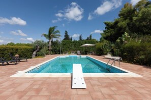 Seasonal outdoor pool - Villa Menhir with pool garden and tennis (Parabita)