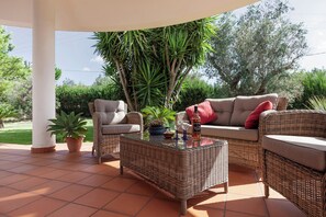 Terrace/patio - Villa Menhir with pool garden and tennis (Parabita)