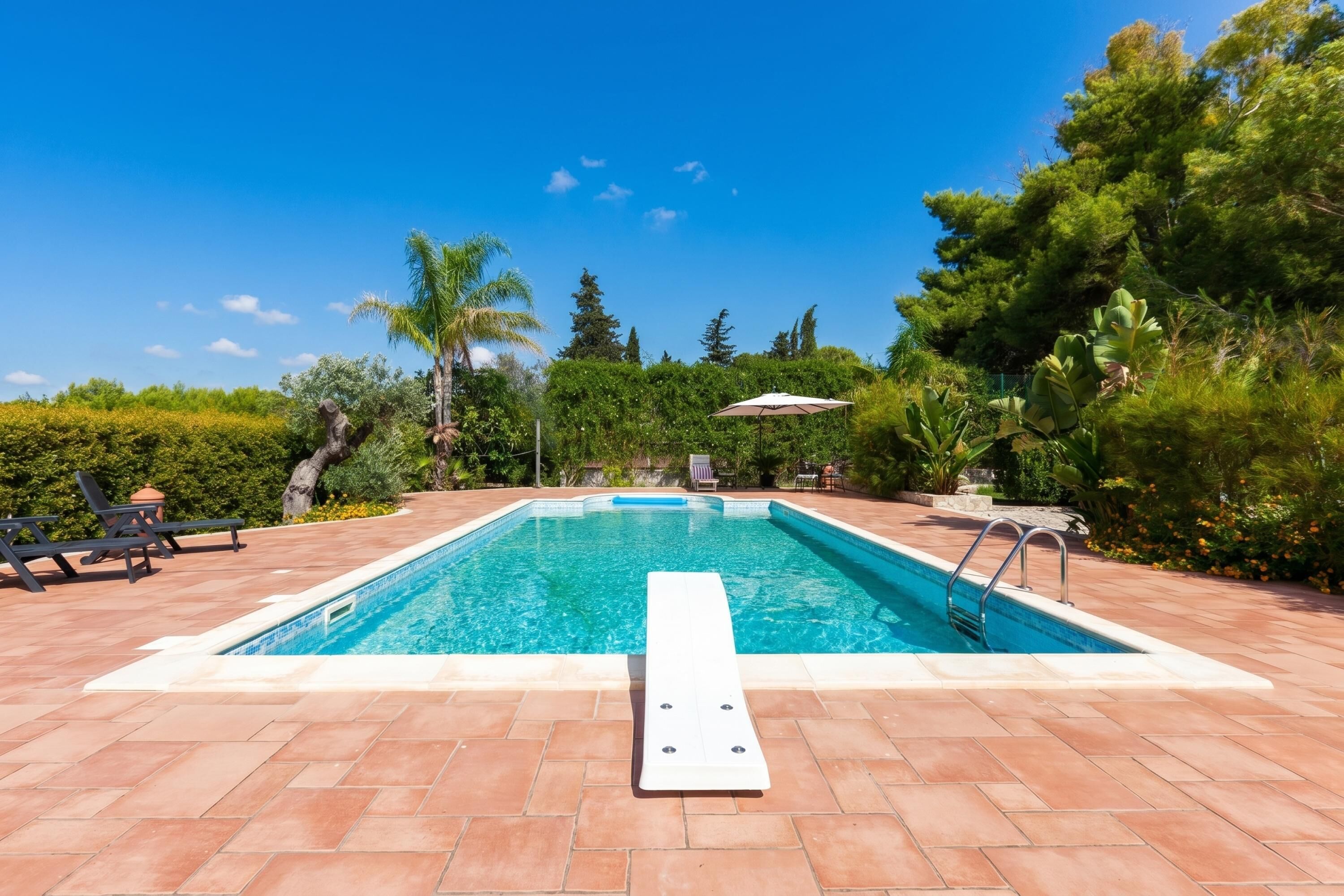 Standaard villa, meerdere slaapkamers, 2 badkamers (Villa Menhir with pool garden and) | Zwembad | Een seizoensgebonden buitenzwembad