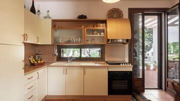 Frigorifero, forno, piano cottura, macchina per tè/caffè