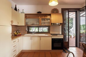 Fridge, oven, stovetop, coffee/tea maker - Villa Menhir with pool garden and tennis (Parabita)