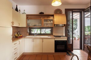 Villa estándar, varias habitaciones, 2 baños (Villa Menhir with pool garden and) | Cocina privada | Frigorífico, horno, placa de cocina y cafetera o tetera