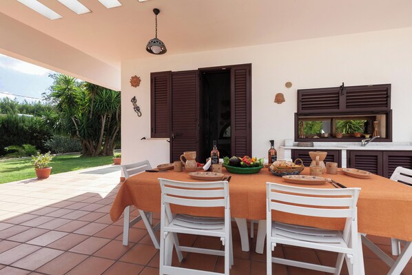 Outdoor dining - Villa Menhir with pool garden and tennis (Parabita)