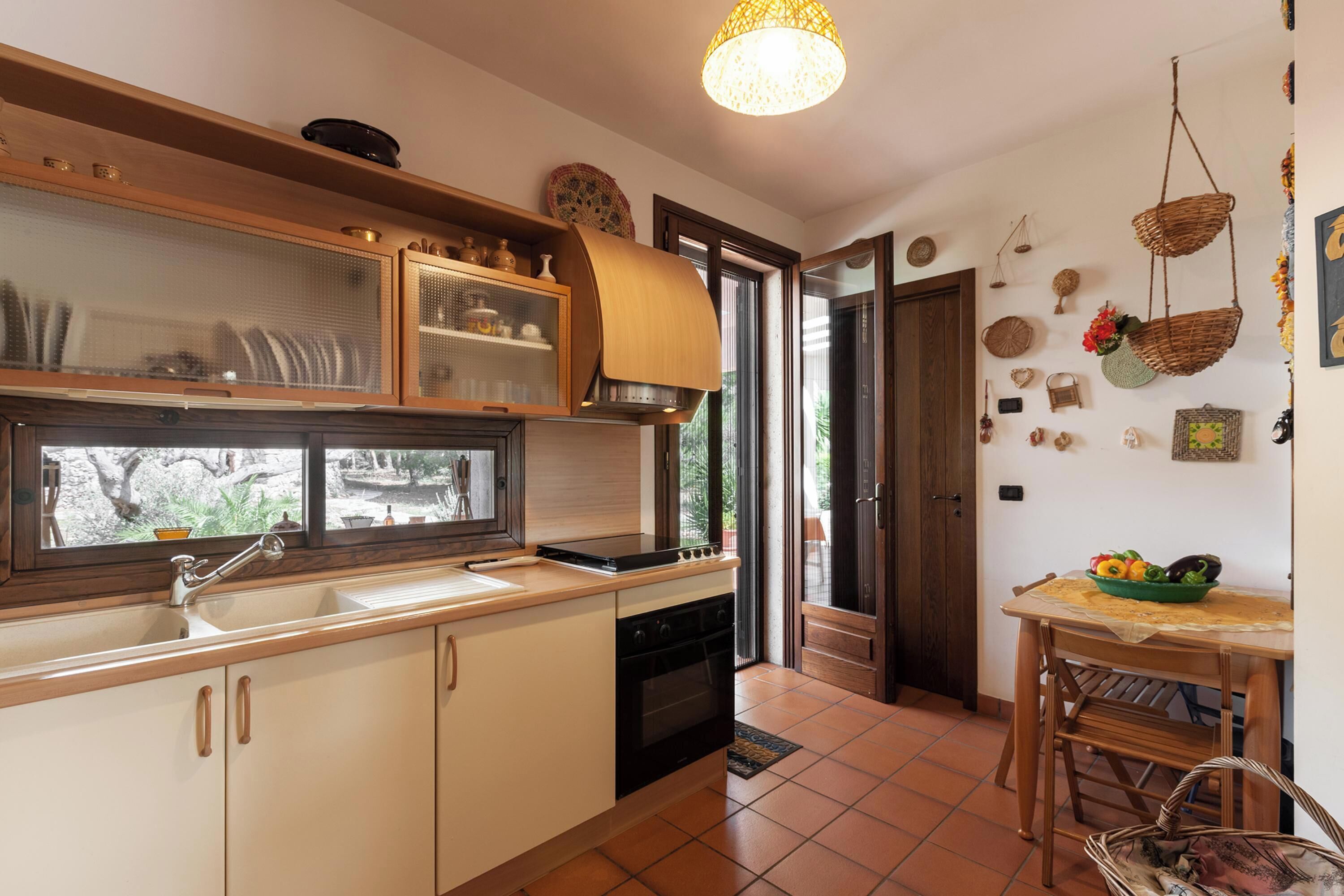 Réfrigérateur, four, plaque de cuisson, cafetière/bouilloire