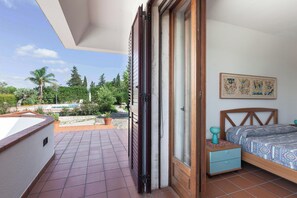 5 bedrooms, free WiFi, bed sheets - Villa Menhir with pool garden and tennis (Parabita)