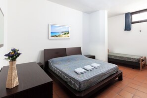 5 bedrooms, free WiFi, bed sheets - Villa Menhir with pool garden and tennis (Parabita)