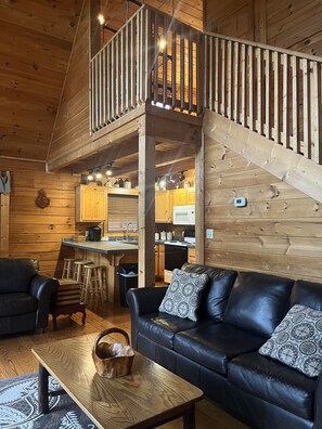 Smart TV, fireplace - Close proximity to downtown Gatlinburg! (Gatlinburg)