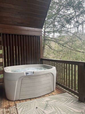 Outdoor spa tub - Close proximity to downtown Gatlinburg! (Gatlinburg)