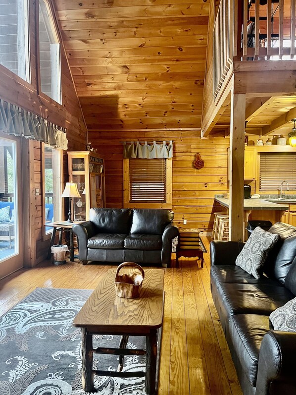 Smart TV, fireplace - Close proximity to downtown Gatlinburg! (Gatlinburg)