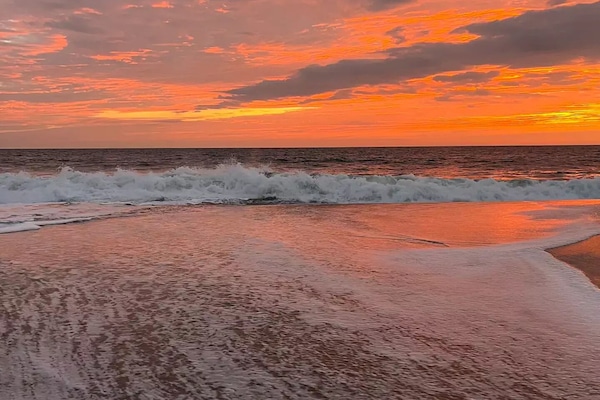 Playa en los alrededores, camastros y toallas de playa