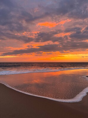 Playa en los alrededores, camastros y toallas de playa 
