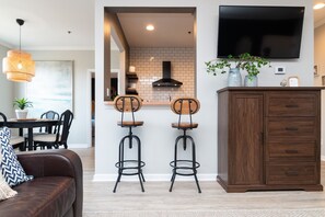 Smart TV, books - Coastal Condo Near Rehoboth Beach and Lewes. Close to bike trails and Outlets. (Rehoboth Beach)