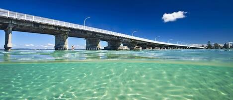 Una spiaggia nelle vicinanze