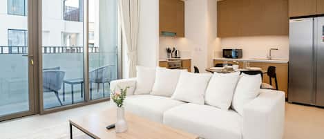 Apartamento Deluxe | Zona de estar | Smart TV de 55 pulgadas con canales digitales