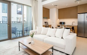 Apartament Deluxe | Sala d'estar | Televisor intel·ligent de 55 polzades amb canals digitals 