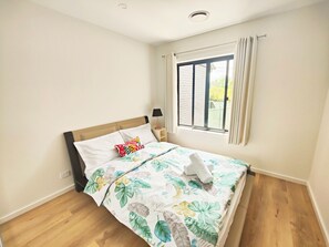 4 bedrooms, iron/ironing board, WiFi, bed sheets