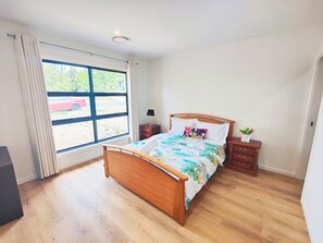 4 habitaciones, tabla de planchar con plancha, wifi y ropa de cama 