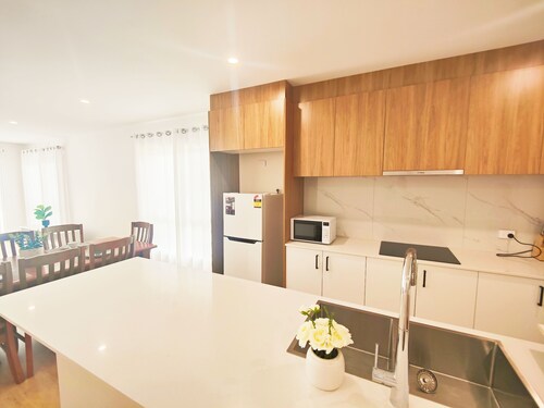 Brand new settled house near shops with Netflix